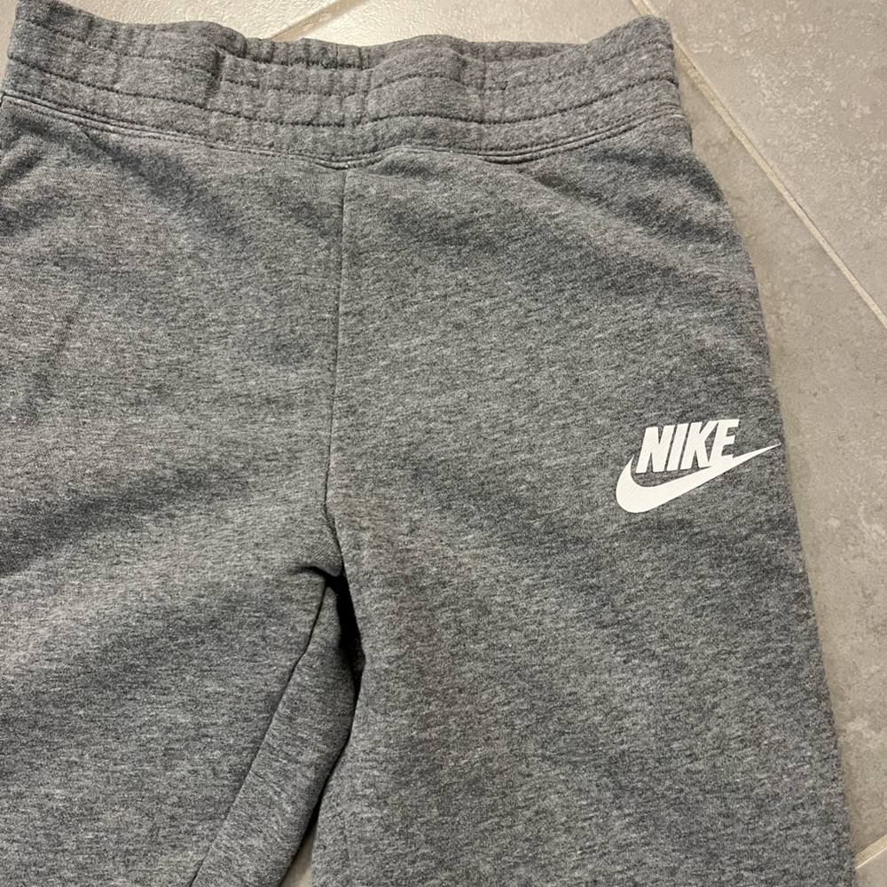 Girls Nike Kids Charcoal Gray Sweatpants. Size medium - Picture 2 of 4